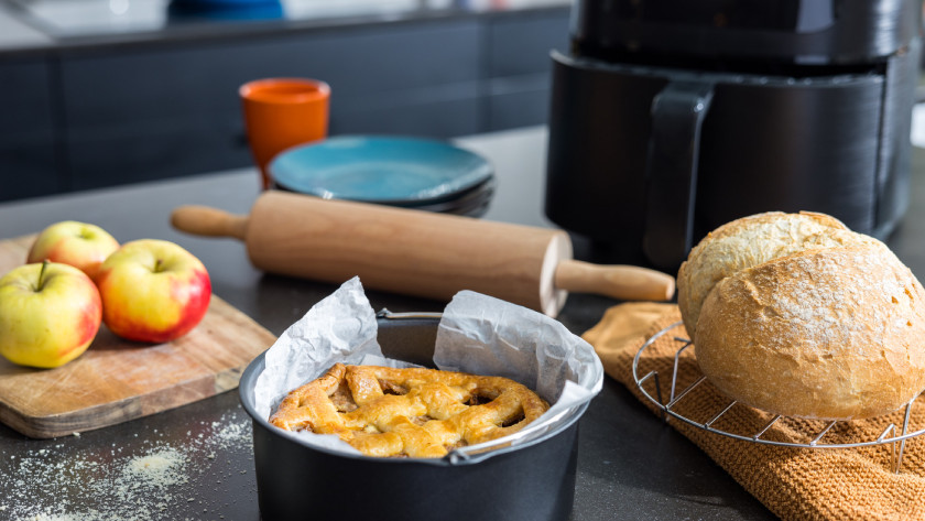 Baking pan and fryer basket for airfryer