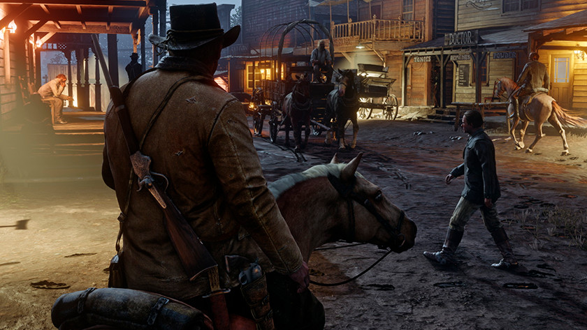 Man op paard rijdt wild west dorp in met geweer op zijn rug in Red Dead Redemption 2.