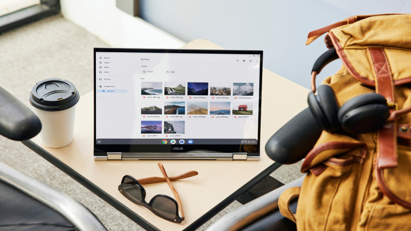 Chromebook op een tafel.