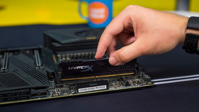 Specialist plaatst een DDR5 RAM module op het moederbrod