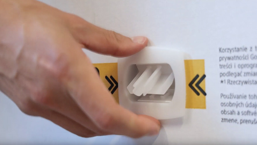 De tv doos met clips openmaken