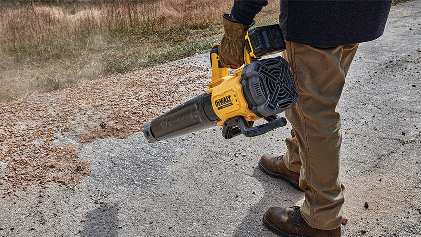 Cordless leaf blowers