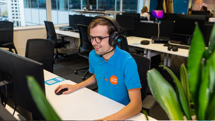 Jongen met een gaming headset op