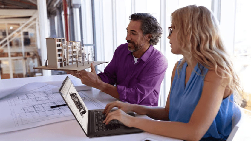 Man en vrouw kijken naar het 3D ontwerp op een ThinkPad P