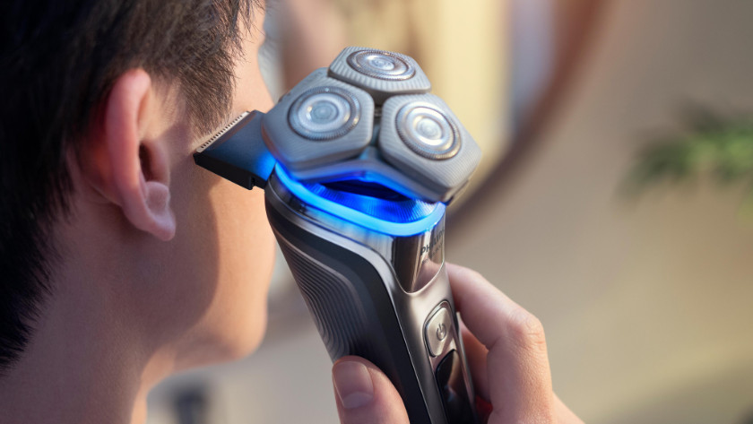 Electric shaver with trimmer function