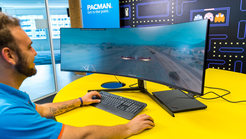 Specialist aan het gamen op een Samsung super ultrawide monitor