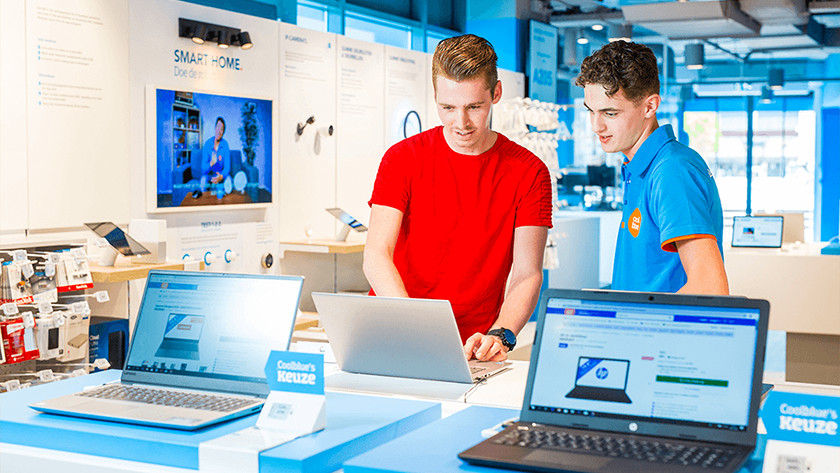 Customer testing keyboard in Coolblue store.