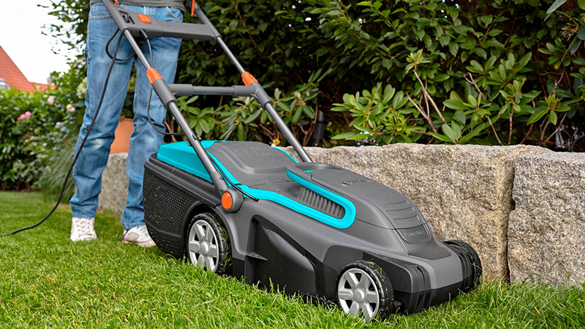 Electric lawn mower