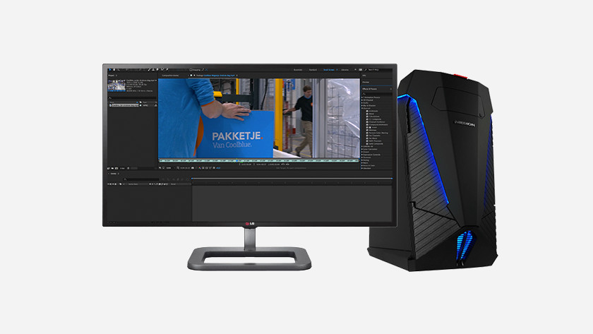 Computer met monitor en Adobe Premiere Pro op het scherm.