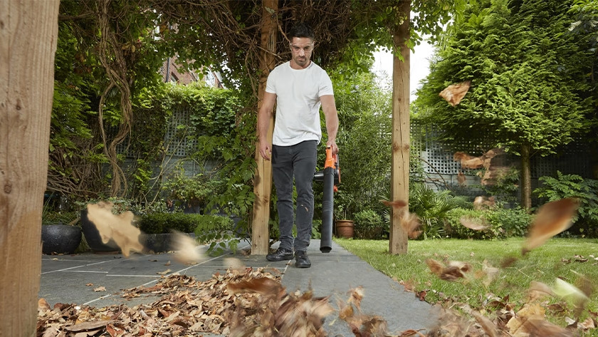 Cordless leaf blower