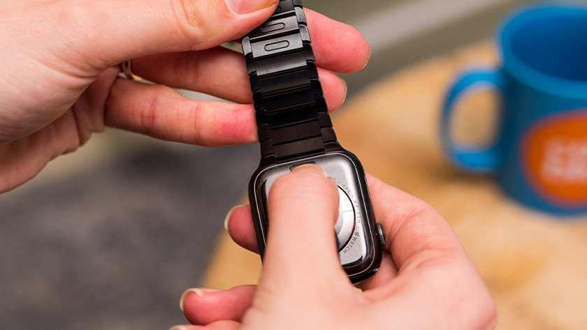 Druk de ontgrendelingsknop achterop Apple Watch in.