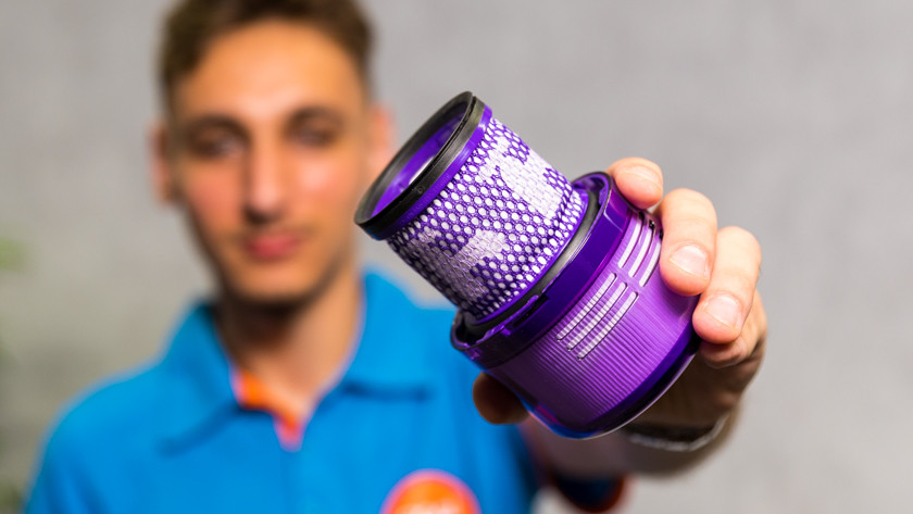 Cleaning the vacuum filter