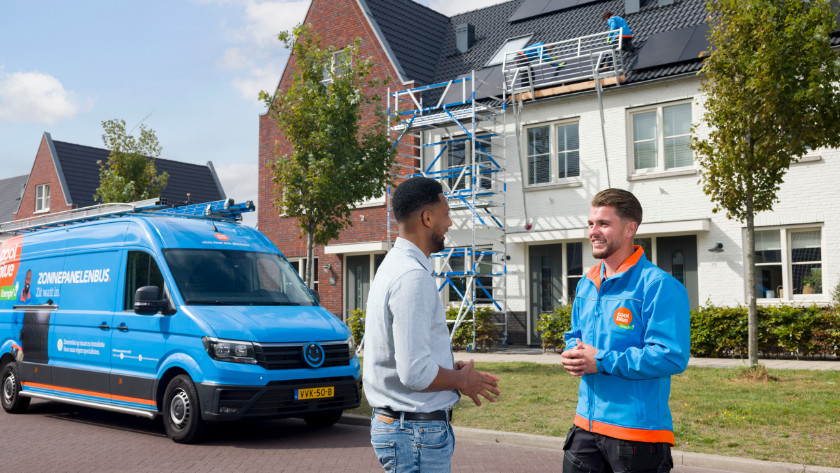 Coolblue Energie installateur legt laden uit aan klant