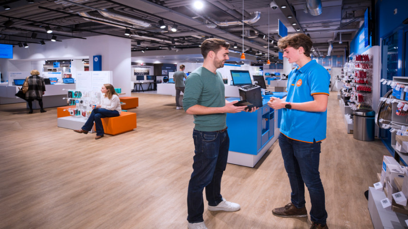 Specialist geeft uitleg over NAS in de winkel