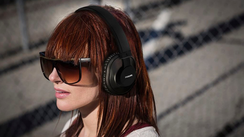 What is the difference between open and closed headphones?