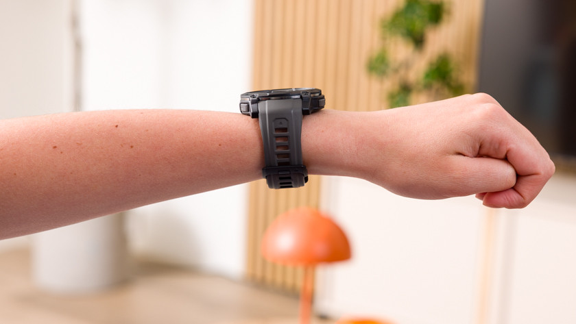 Garmin Instinct 3 50 mm op een kleine pols