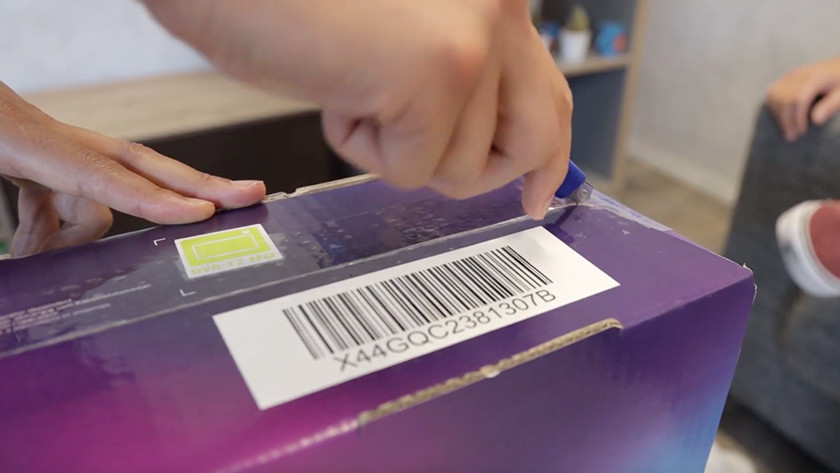 De tv doos met mes openmaken