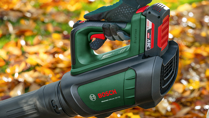 Cordless leaf blower