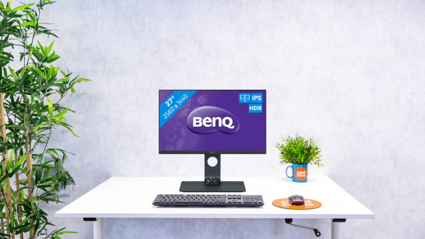 BenQ SW270C op een bureau