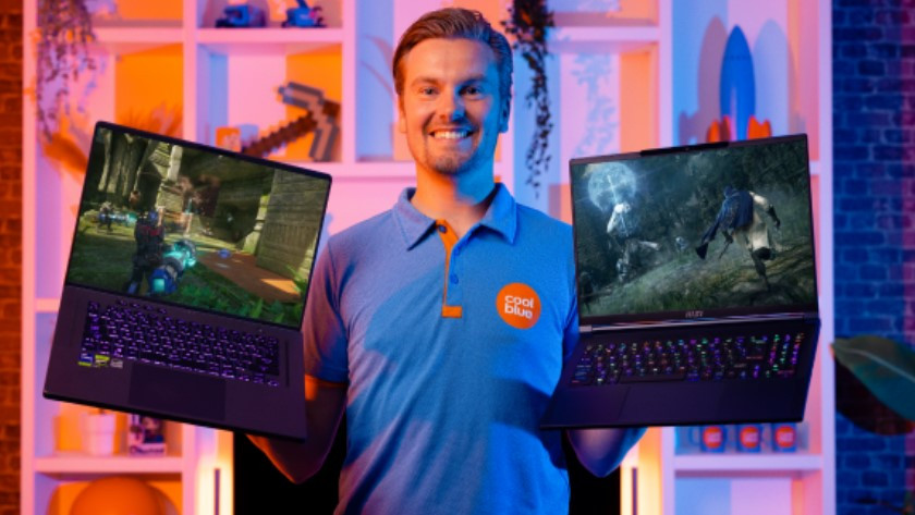 specialist met 2 draagbare NVIDIA Slim Gaming laptops