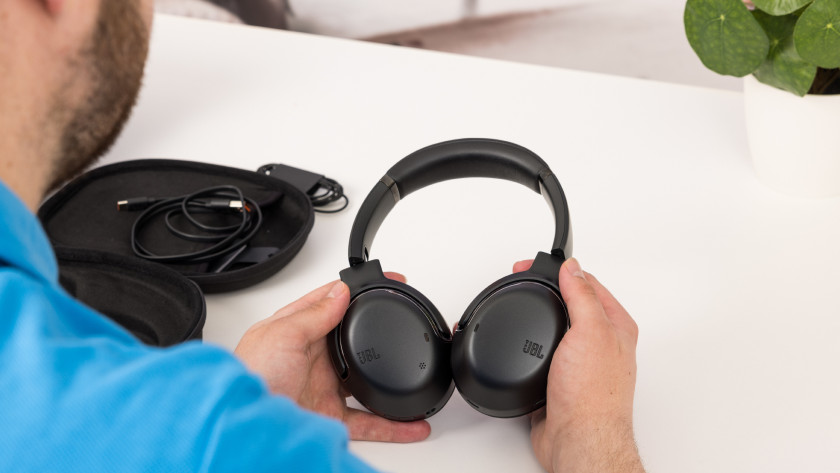 The Coolblue expert tests the JBL Tour One M 2 and writes a review about this product. Better noise canceling and a longer battery life.