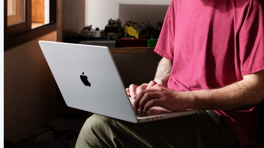 Apple MacBook op schoot