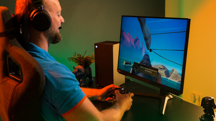 Expert games on a 27-inch gaming monitor