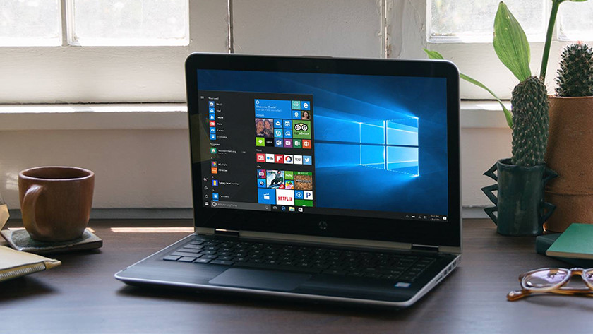 Laptop cu meniul de pornire Windows 10.