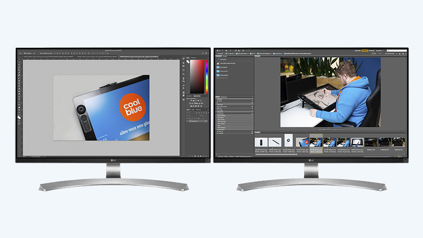 Twee grafische monitoren naast elkaar, met zowel Adobe Photoshop als InDesign