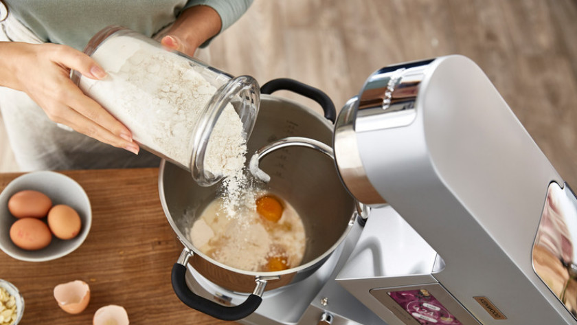 Kneading stand mixer