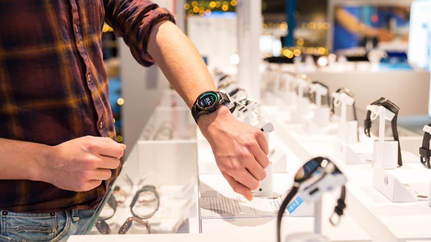 Klant in Coolblue winkel met smartwatch om