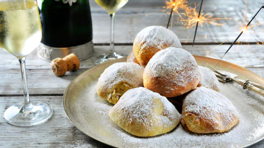 oliebollen op bord met champagne