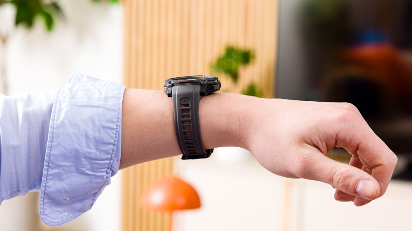 Garmin Instinct 3 50 mm op een grote pols