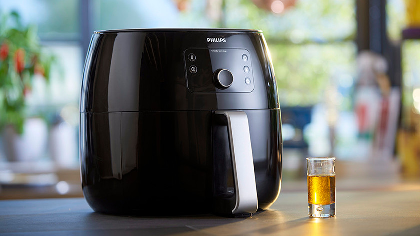 Airfryer with a small glass of oil