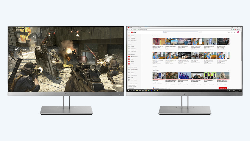 Twee gaming monitoren naast elkaar met op de één een game, en op de ander YouTube als stream