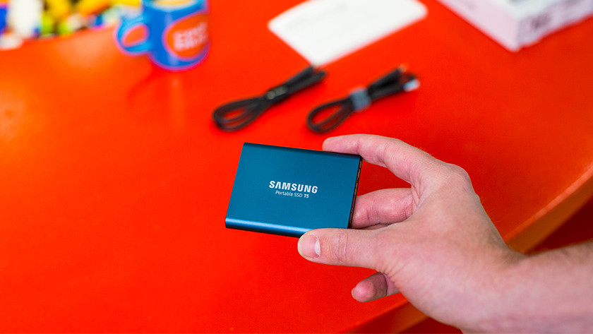 Een Samsung T5 Portable SSD in de handen van een specialist