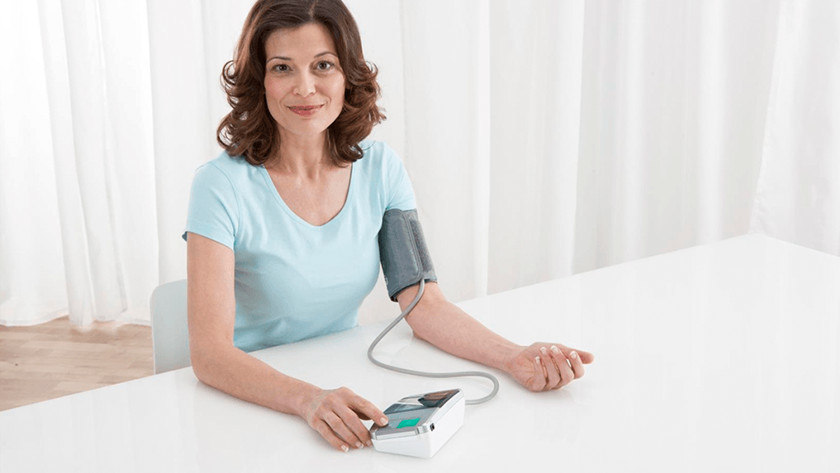 Upper arm blood pressure monitor