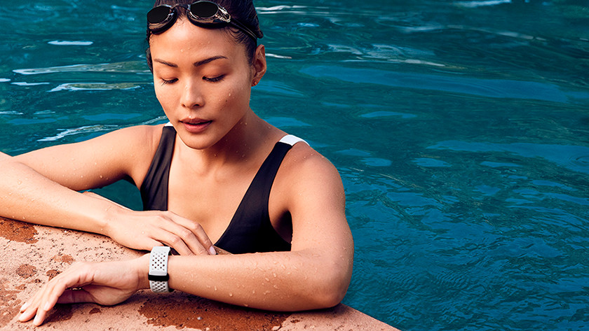 fitbit suitable for swimming