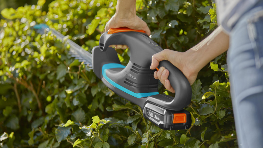 Cordless hedge trimmer