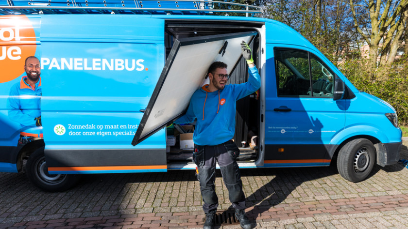 Coolblue installateur met zonnepaneel