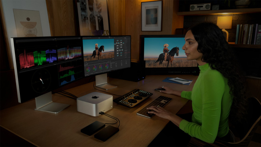 Apple Mac Studio 2025 monitors