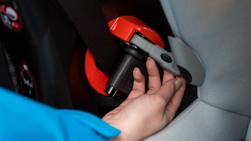 Tighten seat belt of car seat