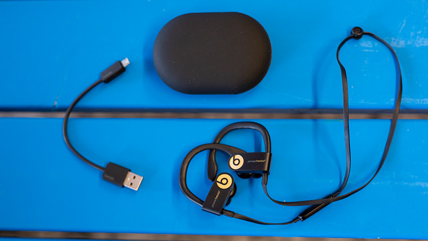 powerbeats 3 how to know when fully charged