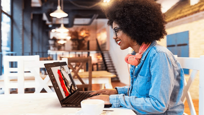 Mevrouw aan het werk op een Lenovo ThinkPad P