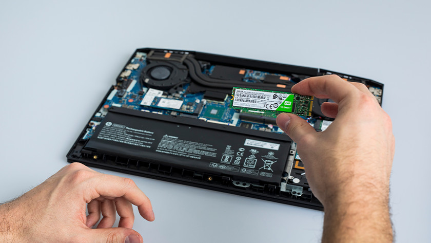 wacht medeleerling Productiviteit Hoe installeer je een M.2 SSD in een laptop? - Coolblue - alles voor een  glimlach