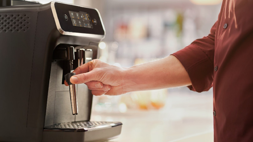 Coffee machine with outlet steam arm