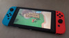 Nintendo Switch Rot/Blau + Animal Crossing New Horizons + Bluebuilt Travel Case (Bild 4 von 5)