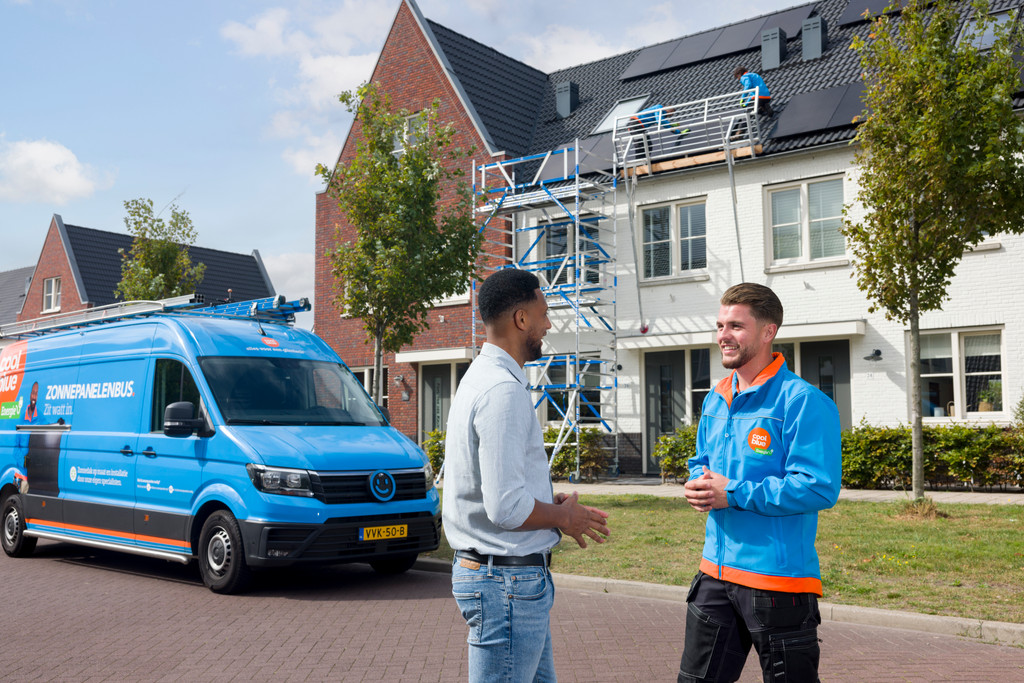 Installateurs die zonnepanelen installeren