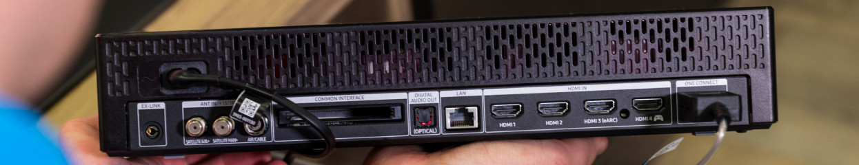 Hoe sluit je de Samsung One Connect Box aan?
