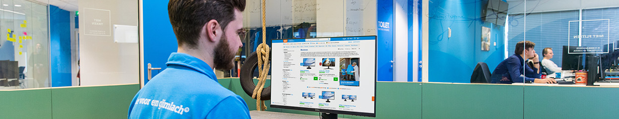 How do you choose a monitor with a good color representation?